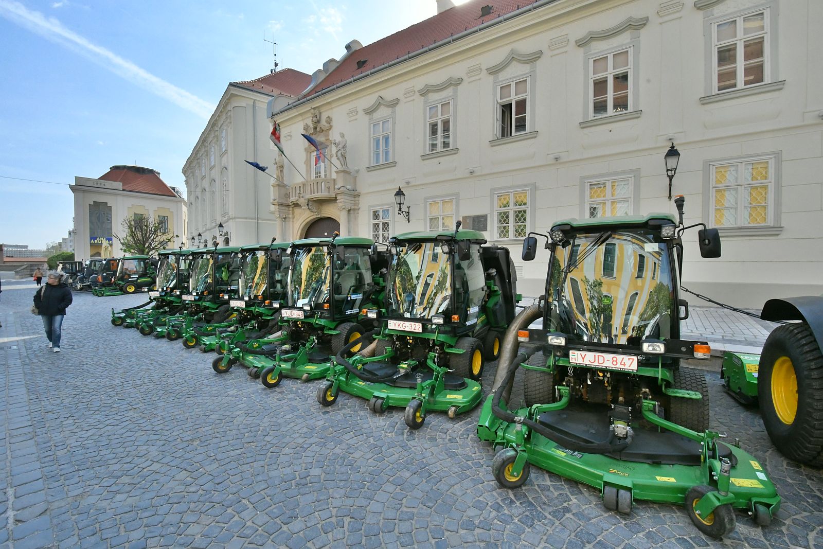 A Városház téren mutatta be gépeit a Városgondnokság